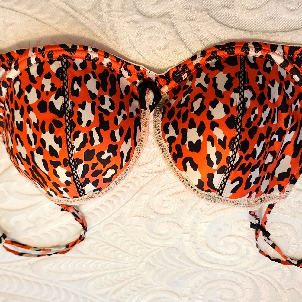 Victorias Secret 34D sexy little things bra